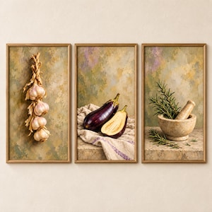 Könnte beinhalten: Ein Set aus drei gerahmten Wandbildern. Das erste zeigt einen geflochtenen Knoblauchzopf. Das zweite zeigt eine ganze und eine halbierte Aubergine auf einem Tuch. Das dritte zeigt einen Mörser mit Stößel und frischen Rosmarinzweigen.