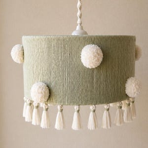 Lámpara de araña infantil verde salvia estilo boho con pantalla de pompón para bebé
