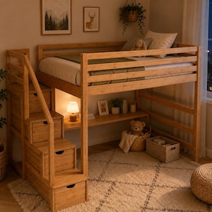 Può includere: Un letto a soppalco in legno chiaro dotato di una scala integrata con quattro cassetti. L'area notte rialzata è provvista di sponde di sicurezza, mentre lo spazio sottostante include una superficie a scrivania, una lampada e scaffali.