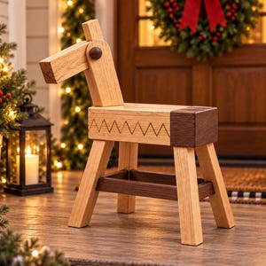 Può includere: Una statuetta di cavallo in legno realizzata in rovere chiaro con una sezione della coda marrone scuro e un occhio circolare marrone scuro. Il corpo presenta un motivo a zigzag inciso sul lato e la struttura è sostenuta da quattro gambe robuste.