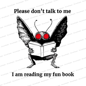 Puede incluir: Una ilustración gráfica en blanco y negro de una criatura parecida a una polilla con grandes ojos rojos brillantes, sosteniendo un libro abierto. El texto superior dice "Please don't talk to me" y el texto inferior "I am reading my fun book" en negro.