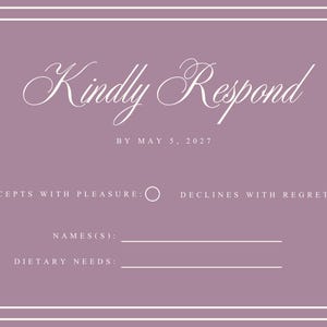 Puede incluir: Una tarjeta de respuesta rectangular de color malva con un borde de doble l&iacute;nea blanca. El texto dice "Kindly Respond" en cursiva, "BY MAY 5, 2027", "ACCEPTS WITH PLEASURE:" con un c&iacute;rculo, "DECLINES WITH REGRET:" con un c&iacute;rculo, "NAMES(S):" y "DIETARY NEEDS:".