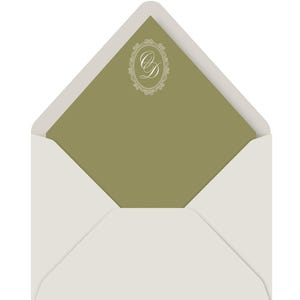 Puede incluir: Un sobre abierto con exterior color crema claro y forro verde oliva s&oacute;lido. El forro presenta un marco ovalado decorativo blanco centrado que contiene las letras cursivas entrelazadas GD en un estilo de fuente cl&aacute;sico.