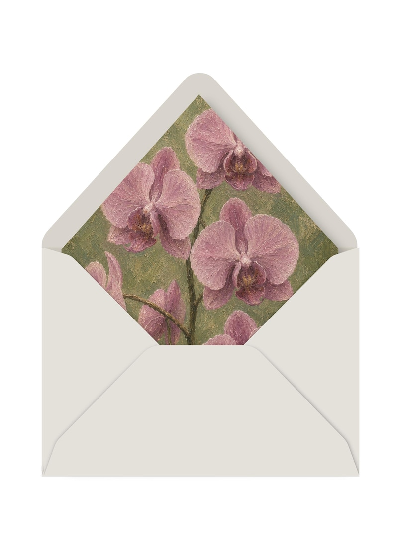 Puede incluir: Un sobre gris claro con la solapa abierta que revela un forro interior con un estampado al estilo de pintura al &oacute;leo de flores de orqu&iacute;dea rosa sobre un fondo verde salvia texturizado. El patr&oacute;n floral muestra varias orqu&iacute;deas.