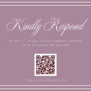Puede incluir: Una tarjeta de respuesta de boda rectangular de color malva con un borde de doble l&iacute;nea blanca. El texto dice: Kindly Respond by the 1st of May on our wedding website or by scanning the QR code. Un c&oacute;digo QR cuadrado est&aacute; centrado sobre la URL.
