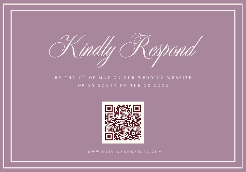 Puede incluir: Una tarjeta de respuesta de boda rectangular de color malva con un borde de doble l&iacute;nea blanca. El texto dice: Kindly Respond by the 1st of May on our wedding website or by scanning the QR code. Un c&oacute;digo QR cuadrado est&aacute; centrado sobre la URL.