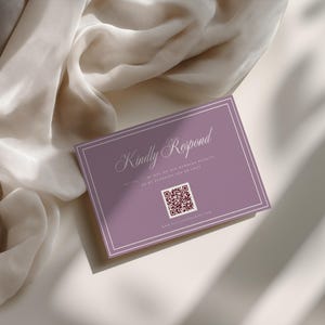 Puede incluir: Una tarjeta RSVP rectangular de color malva con un borde de doble l&iacute;nea blanca, el texto "Kindly Respond" y un c&oacute;digo QR central. La tarjeta incluye texto blanco peque&ntilde;o adicional y una URL de sitio web en la parte inferior, con un dise&ntilde;o formal.