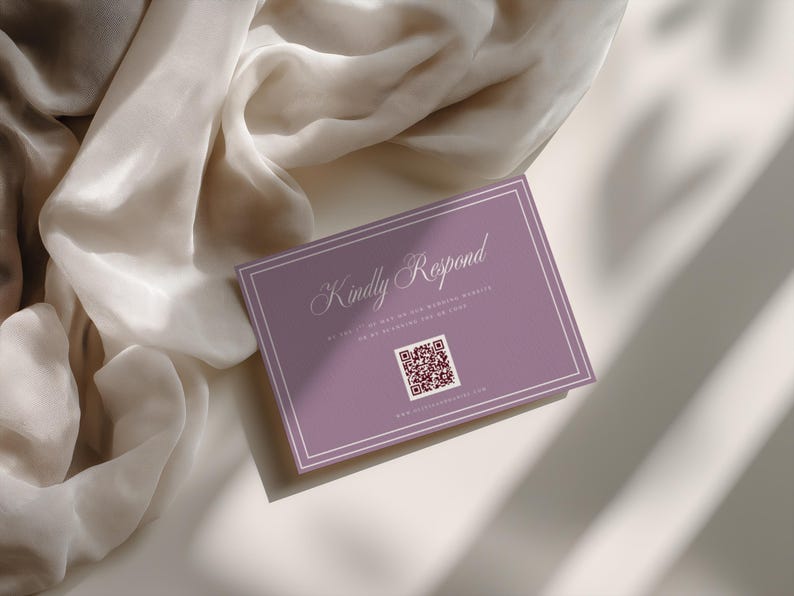 Puede incluir: Una tarjeta RSVP rectangular de color malva con un borde de doble l&iacute;nea blanca, el texto "Kindly Respond" y un c&oacute;digo QR central. La tarjeta incluye texto blanco peque&ntilde;o adicional y una URL de sitio web en la parte inferior, con un dise&ntilde;o formal.
