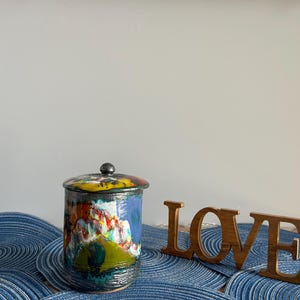 Handgemaakte decoratieve doos met deksel – kleurrijke artistieke verpakking – modern designobject