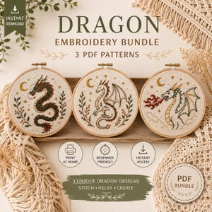 Op de afbeelding: Een digitaal downloadpakket met drie ronde borduurringen met drakenontwerpen. De tekst luidt DRAGON EMBROIDERY BUNDLE 3 PDF PATTERNS, PRINT AT HOME, BEGINNER FRIENDLY, INSTANT ACCESS en 3 UNIQUE DRAGON DESIGNS STITCH RELAX CREATE.