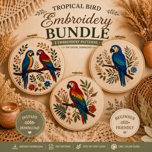 Puede incluir: Un conjunto de tres patrones de bordado con coloridas aves tropicales. Cada diseño se muestra en un bastidor de madera, mostrando puntadas detalladas de loros y elementos florales. El texto dice "Tropical Bird Embroidery Bundle" y "Instant Download".