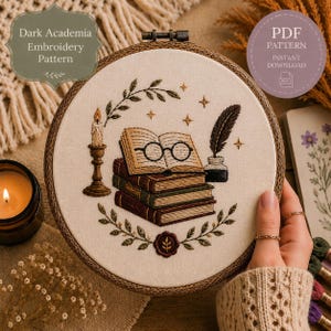 Op de afbeelding: Een borduurring met een Dark Academia-ontwerp. Het ontwerp toont een stapel boeken, een open boek met een bril, een veer en een inktpot, een kaars en botanische elementen. De tekst op de ring luidt "Dark Academia Embroidery Pattern" en "PDF Pattern Instant Download".