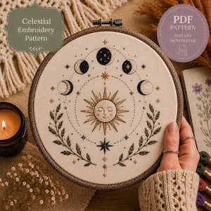 Puede incluir: Un patrón de bordado celestial en un aro de madera. El diseño presenta un sol con una cara serena, fases lunares, estrellas y ramas. El texto en la imagen dice "Celestial Embroidery Pattern" y "PDF Pattern Instant Download".