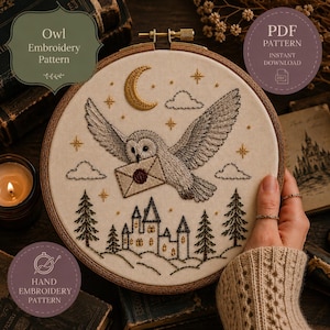 Puede incluir: Un patrón de bordado de un búho en un aro de madera. El diseño presenta un búho llevando una carta, una luna creciente, estrellas, nubes y un castillo. El texto en la imagen dice "Owl Embroidery Pattern", "PDF Pattern Instant Download" y "Hand Embroidery Pattern".