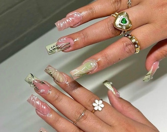 Unghie finte lunghe e quadrate color verde menta con punta francese, effetto cromato e perla astratta.