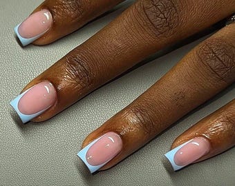 Uñas postizas de color azul claro con punta francesa, ideales para regalar en baby showers rápidos, primavera y verano. Estilo cuadrado elegante.