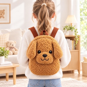 Puede incluir: Una mochila de felpa marrón, esponjosa, con forma de cabeza de perro, orejas caídas, ojos de botón negros y nariz y boca bordadas. La mochila cuenta con correas de tela marrón ajustables y una superficie exterior suave y texturizada.