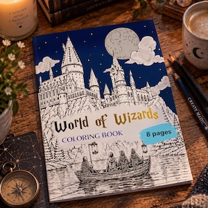 Könnte beinhalten: Ein Malbuch mit dem Titel World of Wizards mit 8 Seiten, das eine Strichzeichnung einer Burg auf einer Klippe, einen Vollmond und vier Figuren in einem Boot auf dem Wasser vor einem dunkelblauen Nachthimmel mit gelben Sternen zeigt.