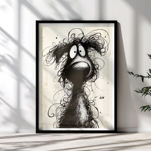Puede incluir: Una lámina de arte enmarcada que presenta una ilustración en tinta negra y blanca de una criatura con pelo desordenado y garabateado, ojos grandes y boca hacia abajo. El dibujo utiliza líneas caóticas y arremolinadas sobre un fondo blanquecino.