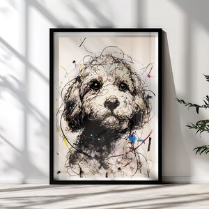 Könnte beinhalten: Ein gerahmter Kunstdruck mit einer ausdrucksstarken, stilisierten Skizze eines lockigen Hundes. Das Kunstwerk verwendet schwarze Tintenlinien, um die Gesichtszüge des Hundes zu definieren, akzentuiert durch kleine blaue, gelbe und rote Farbspritzer.