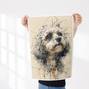 Könnte beinhalten: Ein rechteckiger Kunstdruck mit einer detaillierten Skizze eines lockigen Hundes. Das Porträt verwendet schwarze Tintenlinien und sanfte Beigetöne, um das Gesicht, die Augen und das Fell des Hundes darzustellen. Heller cremefarbener Hintergrund.