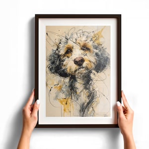 Könnte beinhalten: Ein gerahmter Kunstdruck mit einem stilisierten, ausdrucksstarken Porträt eines Hundes mit lockigem Fell in den Farben Anthrazitgrau, Weiß und warmem Goldgelb. Das Kunstwerk verwendet lockere, energische schwarze Tintenlinien und Spritzer auf cremefarbenem Grund.