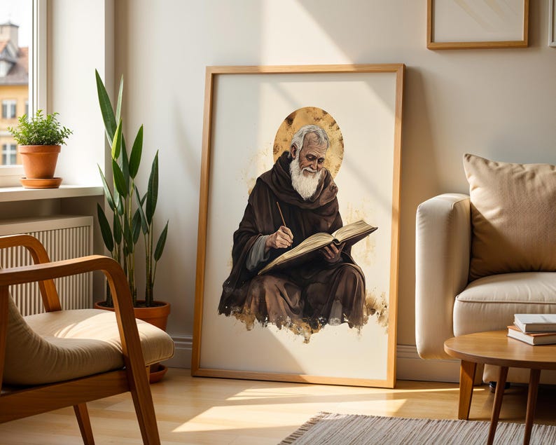 Peut inclure: Une impression d'art murale encadr&eacute;e repr&eacute;sentant une illustration &agrave; l'aquarelle d'une personne &acirc;g&eacute;e &agrave; barbe blanche v&ecirc;tue d'une robe &agrave; capuche marron, assise et &eacute;crivant dans un livre ouvert avec un effet de halo dor&eacute; derri&egrave;re la t&ecirc;te.