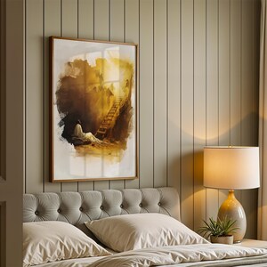 Op de afbeelding: Een rechthoekige ingelijste wandkunstprint met een abstract aquarelschilderij in goud-, bruin- en wittinten. Het kunstwerk toont een figuur die bij een ladder zit die naar een heldere, gloeiende lichtbron in een donkere grot leidt.