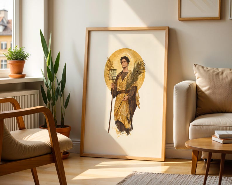 Op de afbeelding: Een ingelijste verticale wandkunstprint met een centrale afbeelding van een figuur in gouden gewaden met een aureool, die een palmtak en een staf vasthoudt. Het kunstwerk is uitgevoerd in een klassieke stijl met warme tinten.