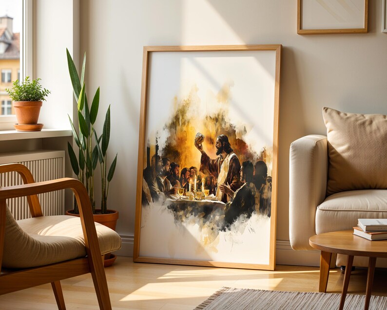 K&ouml;nnte beinhalten: Ein gerahmter vertikaler Wandkunstdruck mit einer Illustration des Abendmahls im Aquarellstil. Das Kunstwerk zeigt eine zentrale Figur, die einen Kelch an einem Tisch h&auml;lt, umgeben von anderen Personen, in warmen Gold- und Braunt&ouml;nen auf wei&szlig;em Grund.