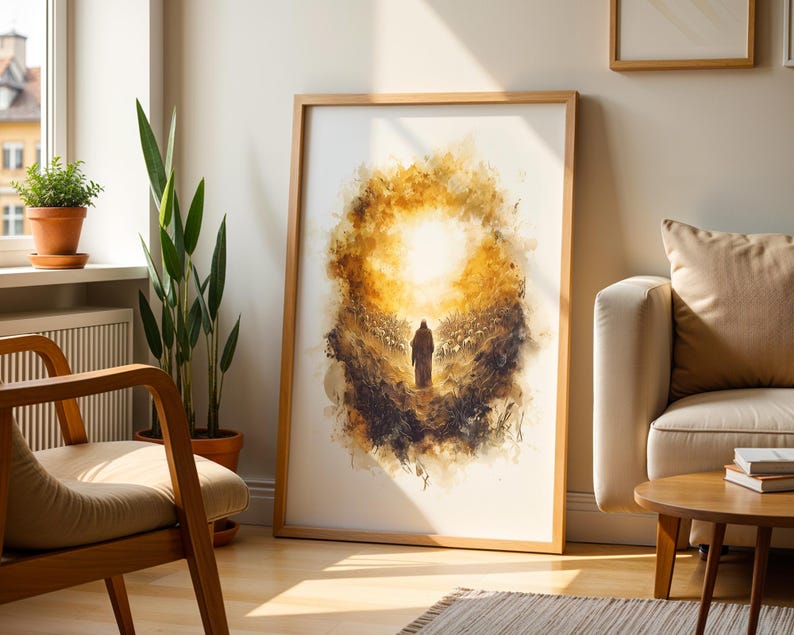 K&ouml;nnte beinhalten: Ein gerahmter vertikaler Kunstdruck mit einer Illustration im Aquarellstil, die eine einsame Gestalt auf einem Feld zeigt, welche einem hellen, leuchtenden goldenen Sonnenstrahl zugewandt ist, umgeben von dunklen, texturierten Pinselstrichen.