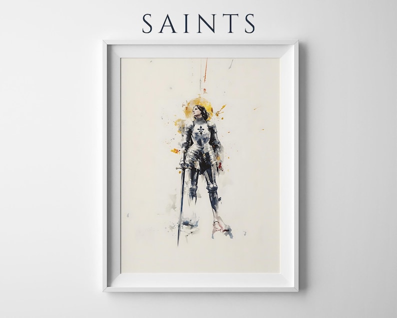Peut inclure: Une impression d'art encadr&eacute;e intitul&eacute;e SAINTS repr&eacute;sentant une illustration &agrave; l'aquarelle d'une silhouette en armure de plaques argent&eacute;e tenant une longue &eacute;p&eacute;e. La silhouette a un halo dor&eacute; derri&egrave;re la t&ecirc;te, avec des &eacute;claboussures de peinture jaune, grise et noire.