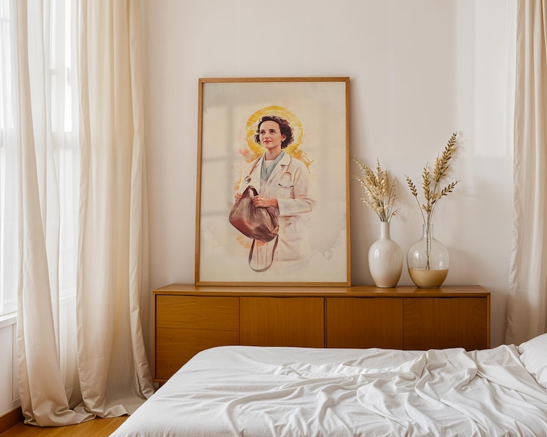 Puede incluir: Una l&aacute;mina de arte vertical enmarcada que presenta una ilustraci&oacute;n estilo acuarela de una persona con bata m&eacute;dica blanca y estetoscopio al cuello, sosteniendo un bolso de cuero marr&oacute;n, sobre un fondo circular amarillo suave tipo halo.