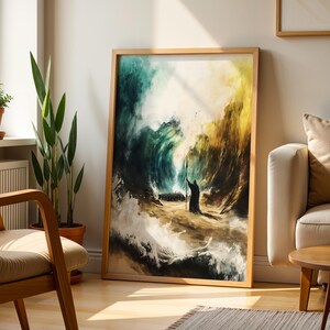 K&ouml;nnte beinhalten: Ein gerahmter, rechteckiger Wandkunstdruck mit einem dramatischen Aquarellgem&auml;lde einer in einen dunklen Umhang geh&uuml;llten Figur, die an einem sandigen Ufer vor einer riesigen, hoch aufragenden Meereswelle steht, in wirbelnden Blau-, Gold- und Braunt&ouml;nen.