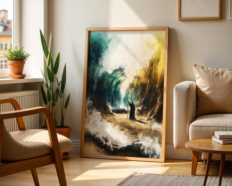 K&ouml;nnte beinhalten: Ein gerahmter, rechteckiger Wandkunstdruck mit einem dramatischen Aquarellgem&auml;lde einer in einen dunklen Umhang geh&uuml;llten Figur, die an einem sandigen Ufer vor einer riesigen, hoch aufragenden Meereswelle steht, in wirbelnden Blau-, Gold- und Braunt&ouml;nen.