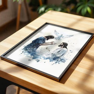 Peut inclure: Une impression aquarelle encadr&eacute;e repr&eacute;sentant une sc&egrave;ne de bapt&ecirc;me avec deux personnages dans l'eau, l'un aux cheveux sombres en v&ecirc;tement bleu, l'autre barbu en robe blanche, et une colombe blanche volant au-dessus, dans des tons bleu et gris.