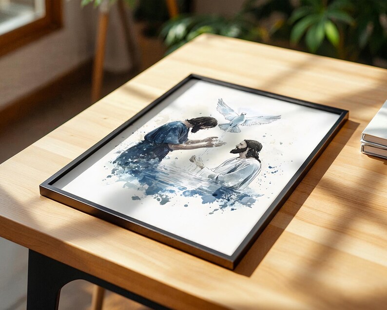 Peut inclure: Une impression aquarelle encadr&eacute;e repr&eacute;sentant une sc&egrave;ne de bapt&ecirc;me avec deux personnages dans l'eau, l'un aux cheveux sombres en v&ecirc;tement bleu, l'autre barbu en robe blanche, et une colombe blanche volant au-dessus, dans des tons bleu et gris.