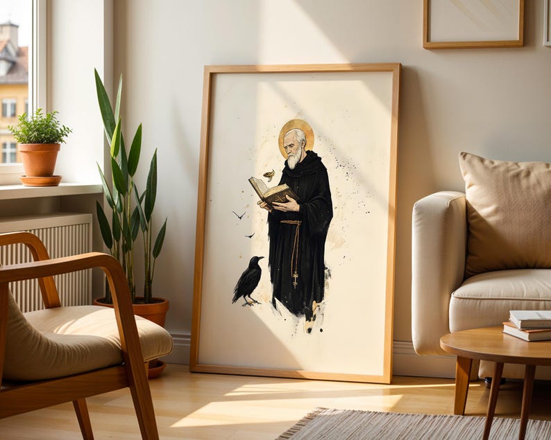 Peut inclure: Une impression d'art mural encadr&eacute;e repr&eacute;sentant une illustration d'une figure barbue v&ecirc;tue d'une robe noire &agrave; capuche avec une aur&eacute;ole dor&eacute;e, tenant un livre ouvert. Un corbeau noir se tient aux pieds de la figure et de petits oiseaux volent.