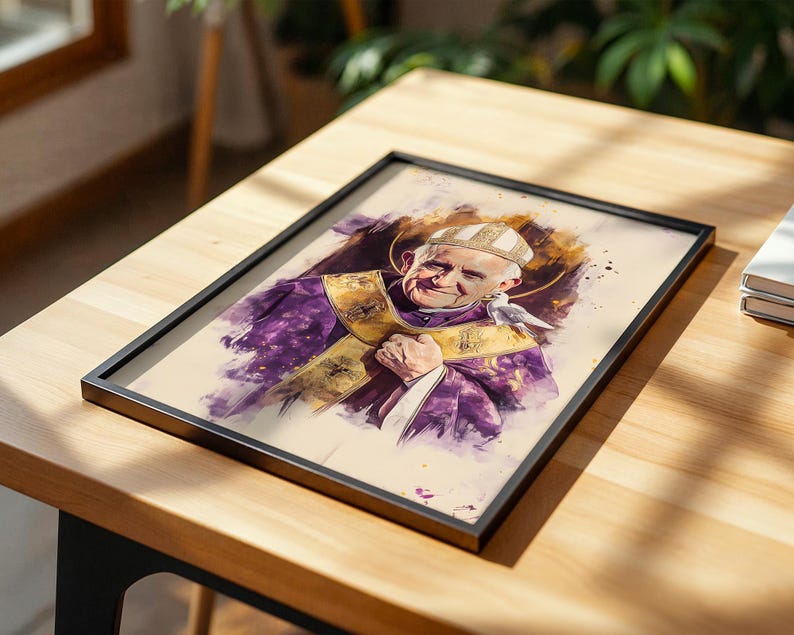 Peut inclure: Un portrait encadr&eacute; style aquarelle du Pape Jean-Paul II portant une mitre blanche et des v&ecirc;tements liturgiques violets avec des bordures dor&eacute;es. Une petite colombe blanche est plac&eacute;e pr&egrave;s de l'&eacute;paule. L'&oelig;uvre pr&eacute;sente des &eacute;claboussures de peinture violette et dor&eacute;e.