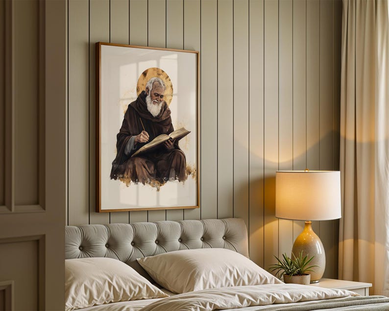 Peut inclure: Une impression d'art encadr&eacute;e repr&eacute;sentant une figure barbue v&ecirc;tue d'une robe &agrave; capuche marron fonc&eacute;, &eacute;crivant dans un livre ouvert avec un halo dor&eacute; derri&egrave;re la t&ecirc;te. L'&oelig;uvre est pr&eacute;sent&eacute;e dans un cadre en bois sur un mur lambriss&eacute;.