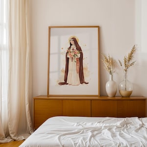 Peut inclure: Une impression d'art mural verticale encadr&eacute;e repr&eacute;sentant une illustration &agrave; l'aquarelle d'un personnage en habit marron et robe blanche tenant un bouquet de fleurs roses et orange avec une petite croix sur fond beige et blanc.
