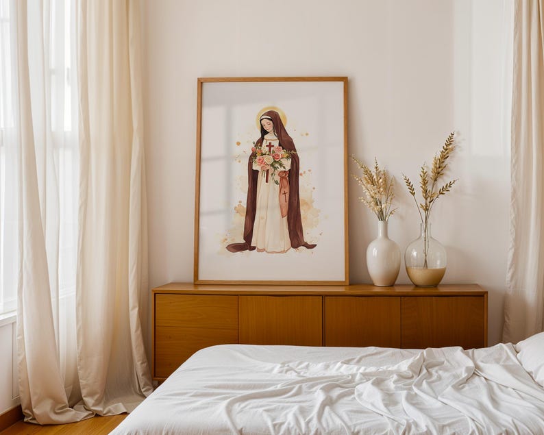 Peut inclure: Une impression d'art mural verticale encadr&eacute;e repr&eacute;sentant une illustration &agrave; l'aquarelle d'un personnage en habit marron et robe blanche tenant un bouquet de fleurs roses et orange avec une petite croix sur fond beige et blanc.