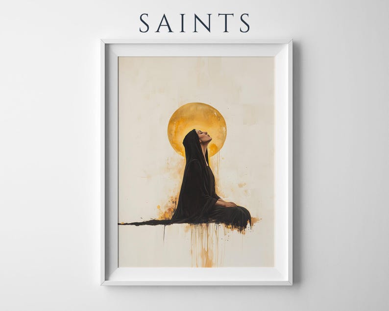 Może przedstawiać: Oprawiony wydruk artystyczny z napisem SAINTS przedstawiający postać w czarnej szacie z kapturem siedzącą z profilu na tle dużego, świecącego złotego koła. Grafika wykonana jest w stylu akwareli z zaciekami czarnej i złotej farby na kremowym tle.