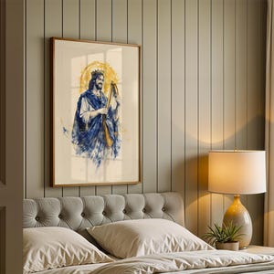 K&ouml;nnte beinhalten: Ein gerahmter Kunstdruck mit einer Aquarell-Illustration einer gekr&ouml;nten Figur, die eine Harfe spielt. Die Figur tr&auml;gt ein blau-wei&szlig;es Gewand vor einem kreisf&ouml;rmigen gelben Heiligenschein mit blauen Farbspritzern und verlaufenden Tropfen.