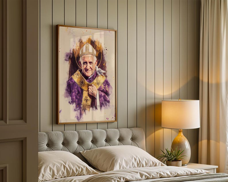 Peut inclure: Une impression d'art mural verticale encadr&eacute;e repr&eacute;sentant un portrait &agrave; l'aquarelle du pape Beno&icirc;t XVI portant une mitre blanche et des v&ecirc;tements liturgiques violets avec des broderies dor&eacute;es, accompagn&eacute; d'une colombe blanche sur l'&eacute;paule.