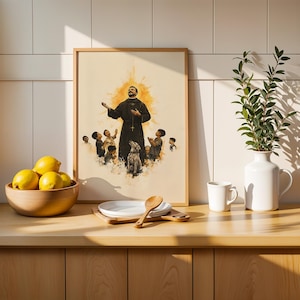 Peut inclure: Une impression d'art encadr&eacute;e repr&eacute;sentant une figure centrale en robe sombre avec une croix, entour&eacute;e d'enfants et d'un chien sur un fond de soleil dor&eacute;. L'illustration est r&eacute;alis&eacute;e dans un style pictural chaleureux aux bords doux.