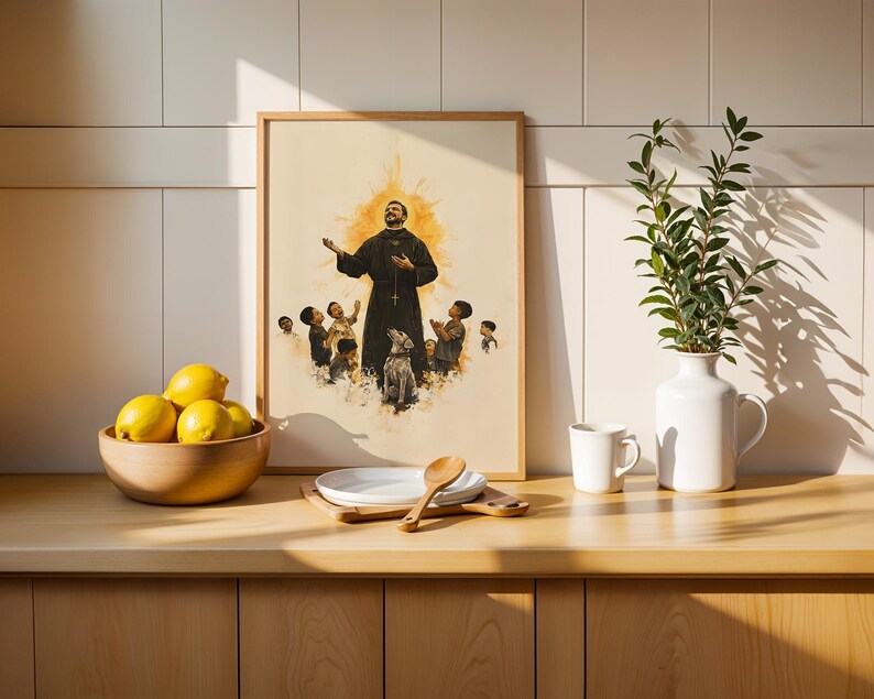 Peut inclure: Une impression d'art encadr&eacute;e repr&eacute;sentant une figure centrale en robe sombre avec une croix, entour&eacute;e d'enfants et d'un chien sur un fond de soleil dor&eacute;. L'illustration est r&eacute;alis&eacute;e dans un style pictural chaleureux aux bords doux.
