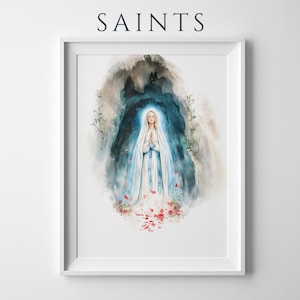 Puede incluir: Una l&aacute;mina art&iacute;stica enmarcada titulada SAINTS que presenta una ilustraci&oacute;n en acuarela de una figura con t&uacute;nica blanca y azul con las manos juntas en oraci&oacute;n. La figura est&aacute; centrada en una gruta azul oscuro rodeada de p&eacute;talos de rosas rojas.