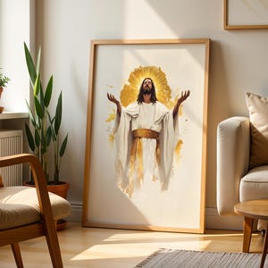 Peut inclure: Une impression d'art mural encadr&eacute;e repr&eacute;sentant une illustration de style aquarelle d'une figure aux cheveux longs et &agrave; la barbe, v&ecirc;tue d'une robe blanche avec une ceinture dor&eacute;e, les bras lev&eacute;s, entour&eacute;e d'un halo dor&eacute; rayonnant sur fond blanc.