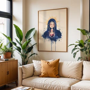 K&ouml;nnte beinhalten: Ein gerahmter Wandkunstdruck mit einer stilisierten Illustration einer Figur mit geschlossenen Augen, die einen dunkelblauen Kapuzenumhang tr&auml;gt, mit einem leuchtenden goldenen Heiligenschein und einem leuchtend roten Herzen in der Mitte, akzentuiert durch dunkelblaue Farbspritzer.